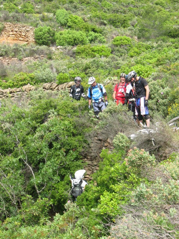Attention au sentier ! : Chute à l'arrière du peloton !
