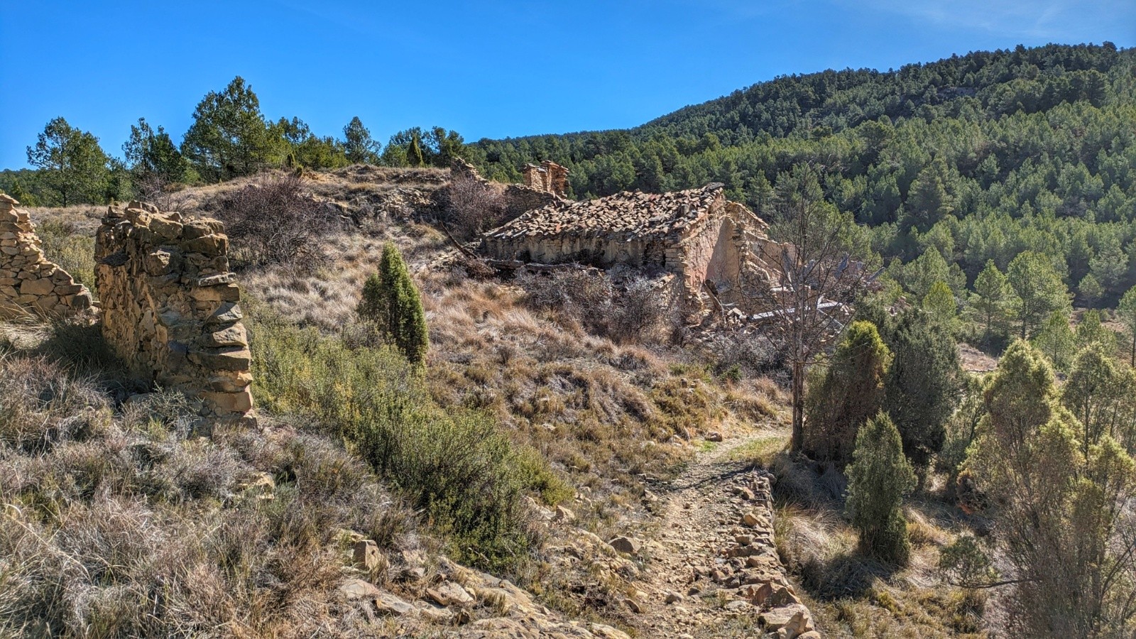 ruines au détour du sentier 