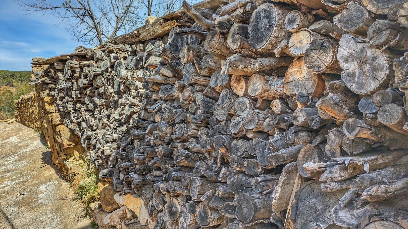 savant mélange de bois et pierres pour ce mûr 