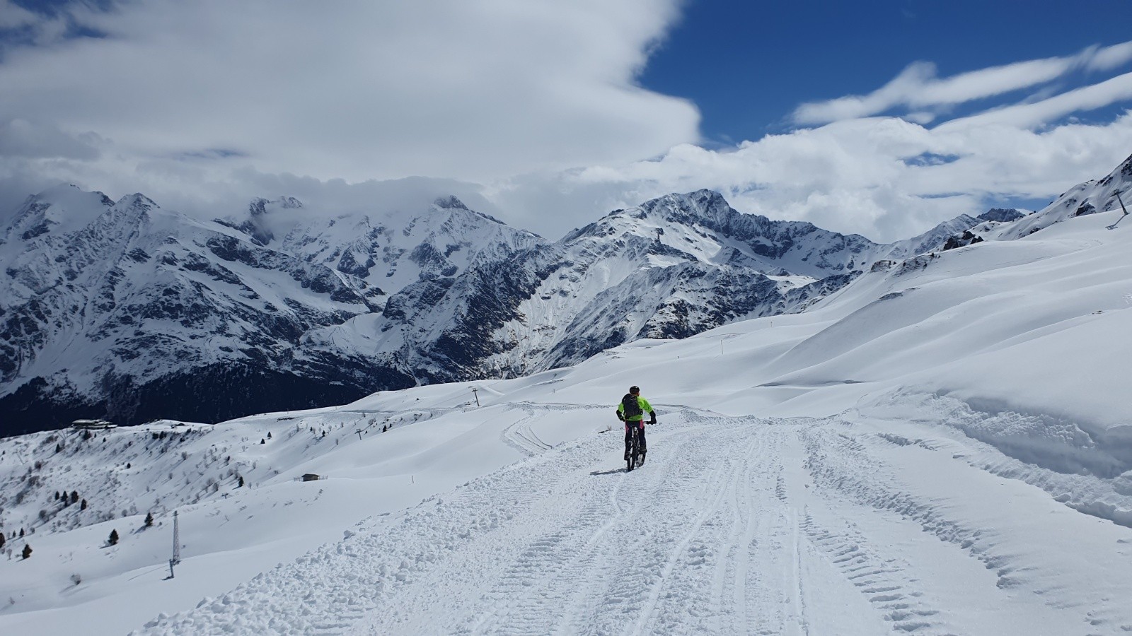 #7 Obligé de descendre par le chemin, sur la piste de ski la
neige est mauvaise. Obligé de descendre par le chemin, sur la piste de ski la
neige est mauvaise.