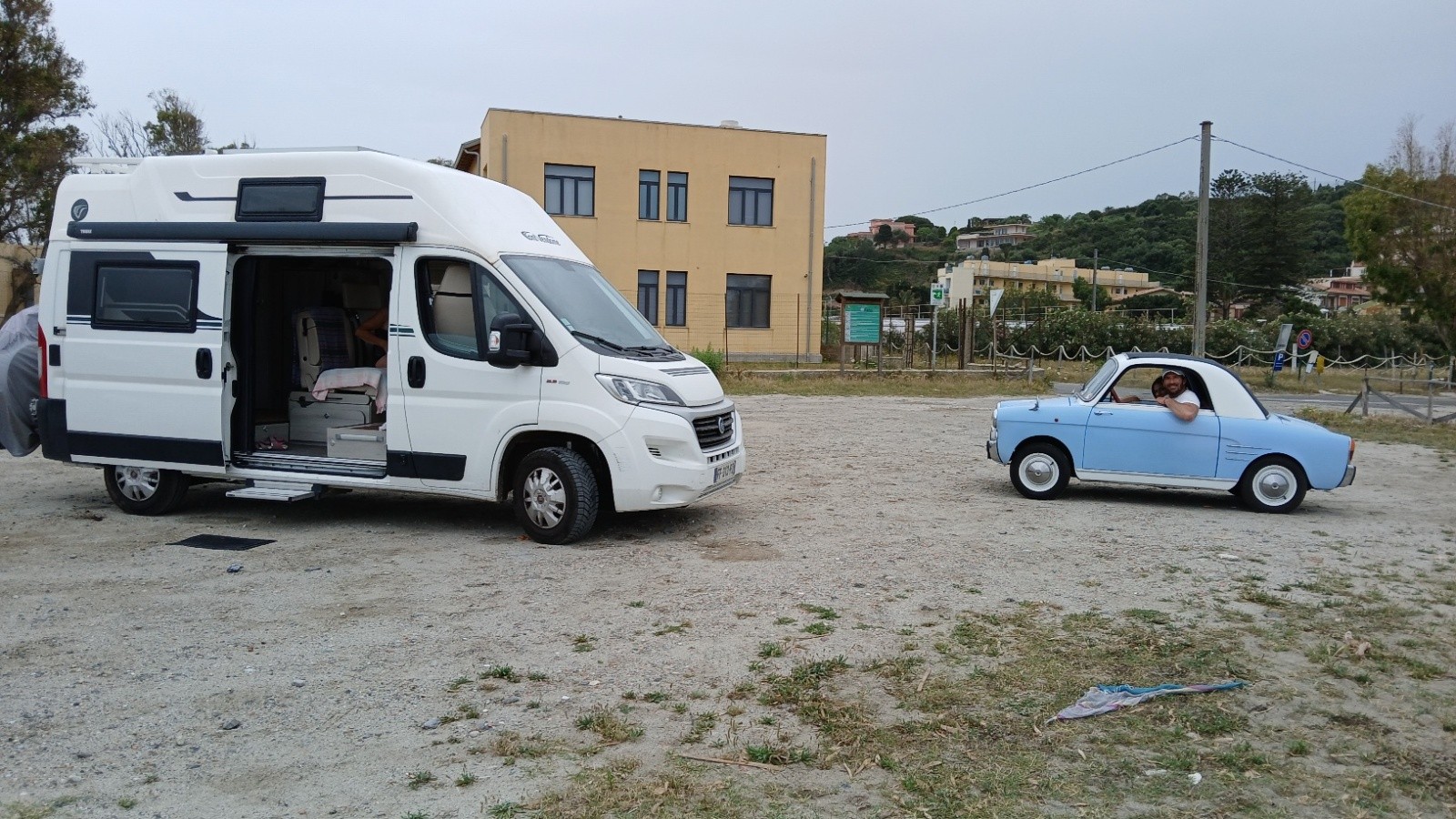En bleu notre nouveau camping car top pour amener les vtt. Ils sont 4 dedans plus les 2 éléphants dans le coffre.