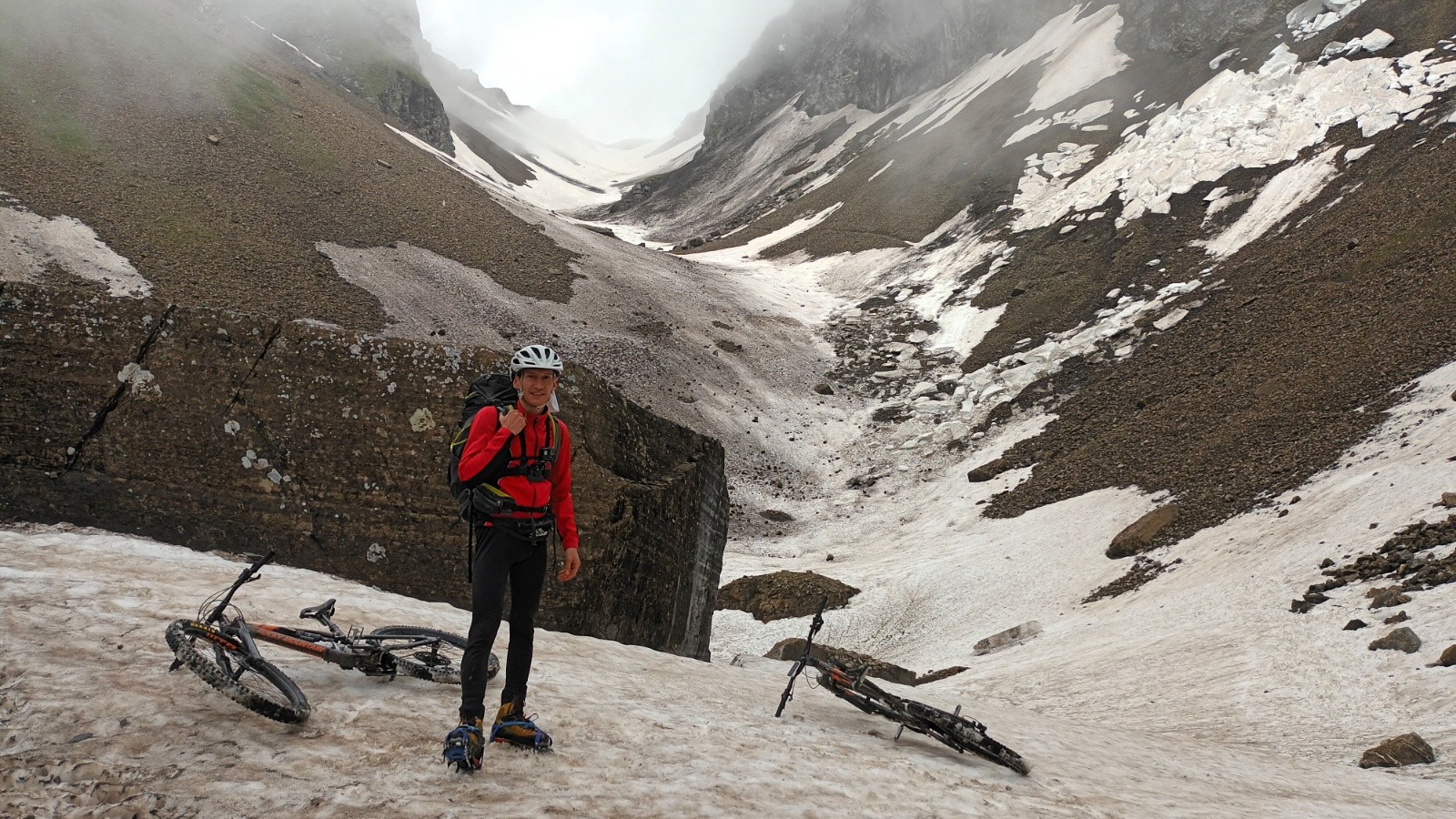 Chaussage des crampons à glace.