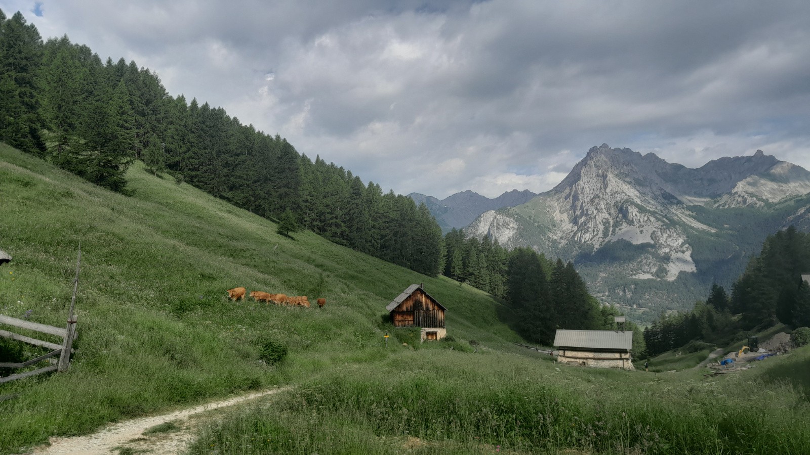 petits chalets d'alpage avant d'attaquer la montée sur col fromage