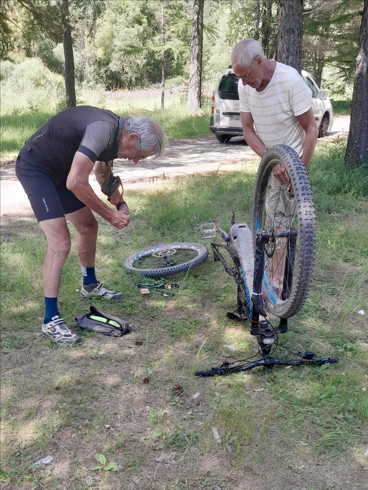 Phil donne un coup de main pour le changement de plaquettes arrières du vélo de Nadine qui était à la ferraille! 