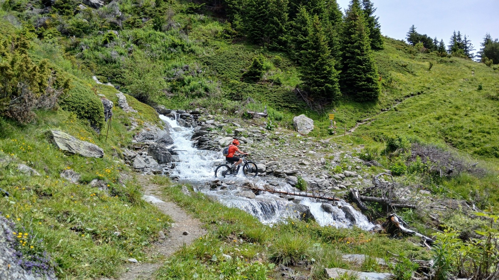 Ya de l'eau. Xine est passée  pied dans l'eau trop fatiguée  pour réfléchir. Picnic au dessus vers le refuge. 