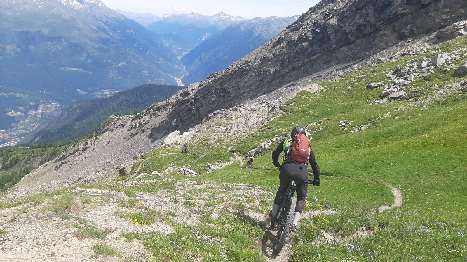 C'est repartie sous les crêtes de porte brune 