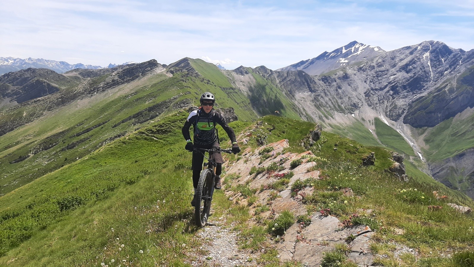 Crête sous le col des têtes avec la grande Chible en fond 