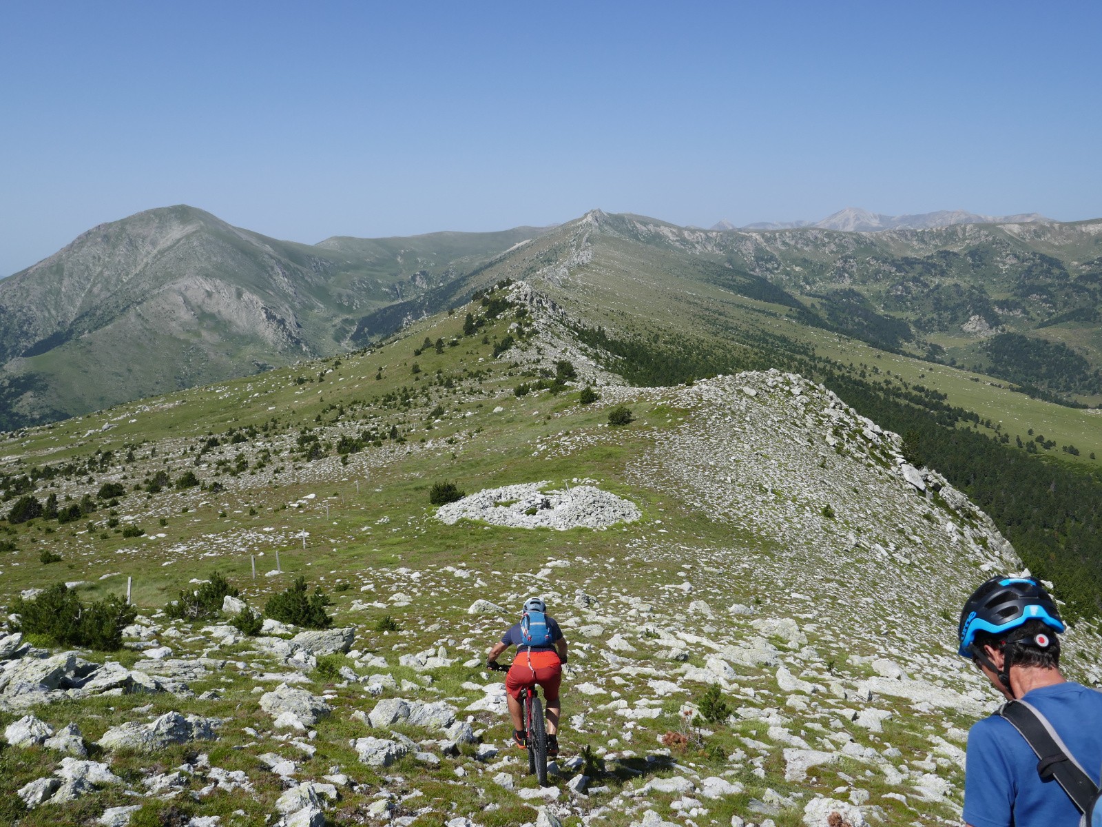 Départ de la croupe vers le point 2268, on restera sur la gauche de la crête par la suite 