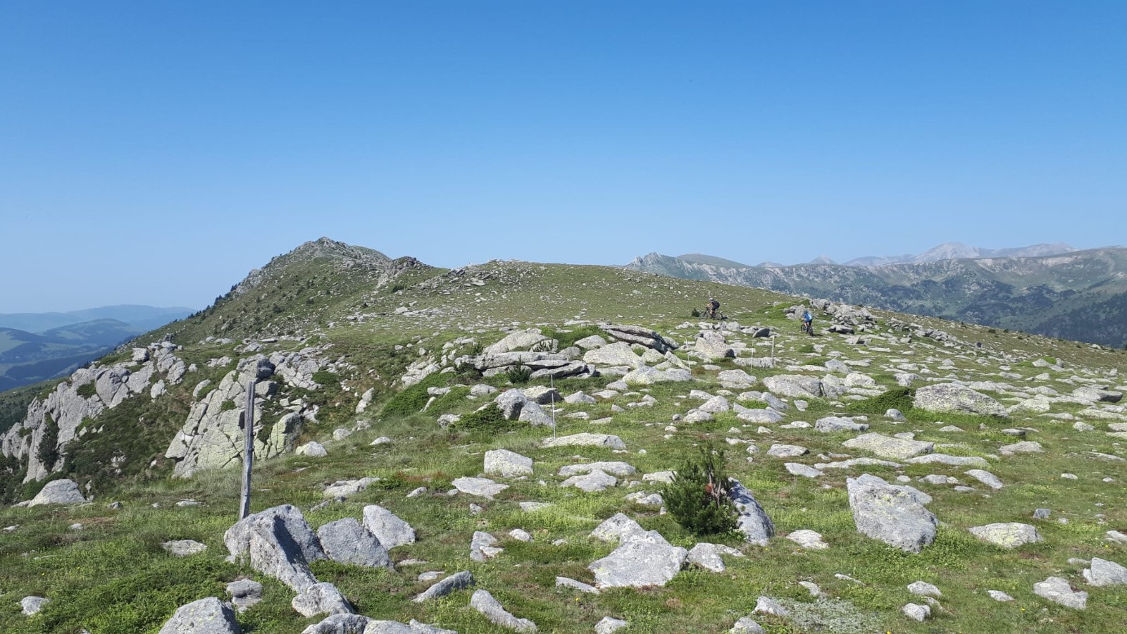 Sur la zone hors sentier peu après le col 