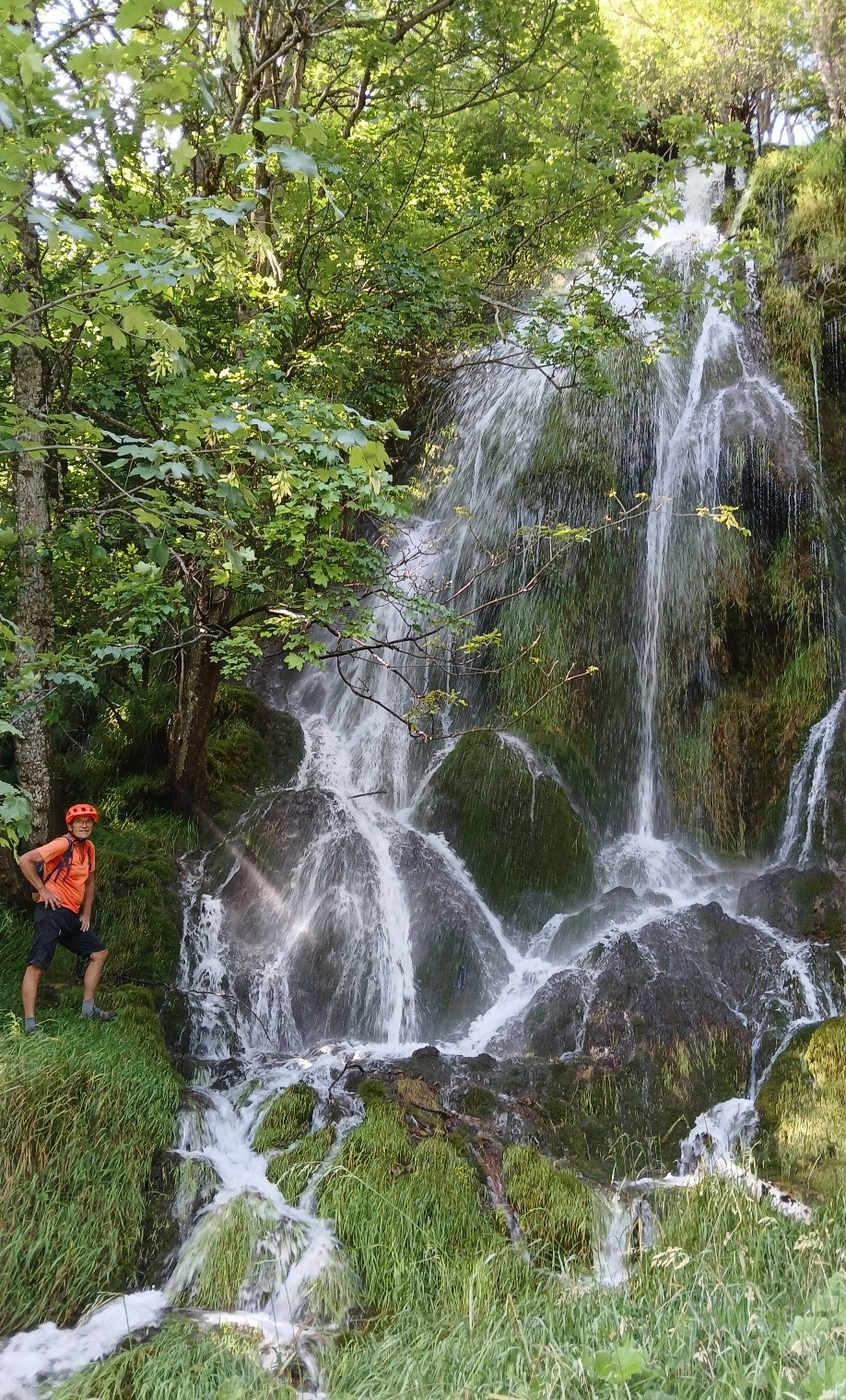 Cascade sur la route