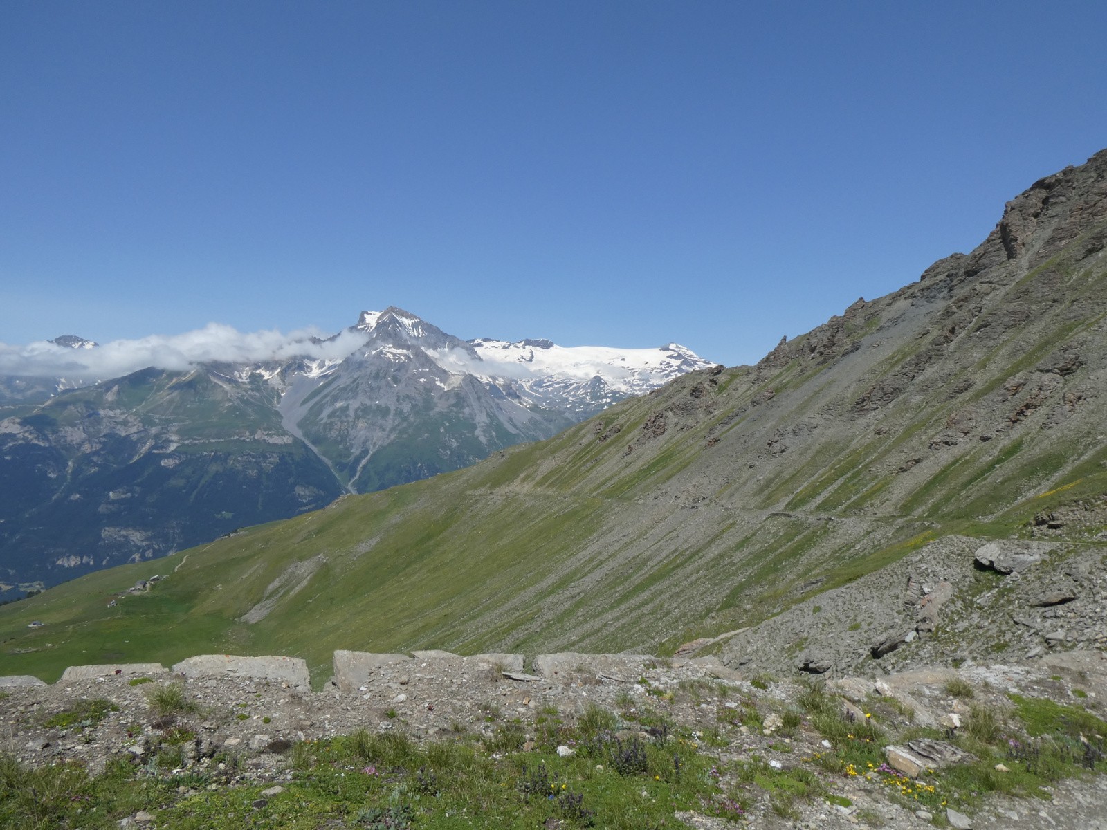 Le sentier balcon sur fond de dent Parrachée