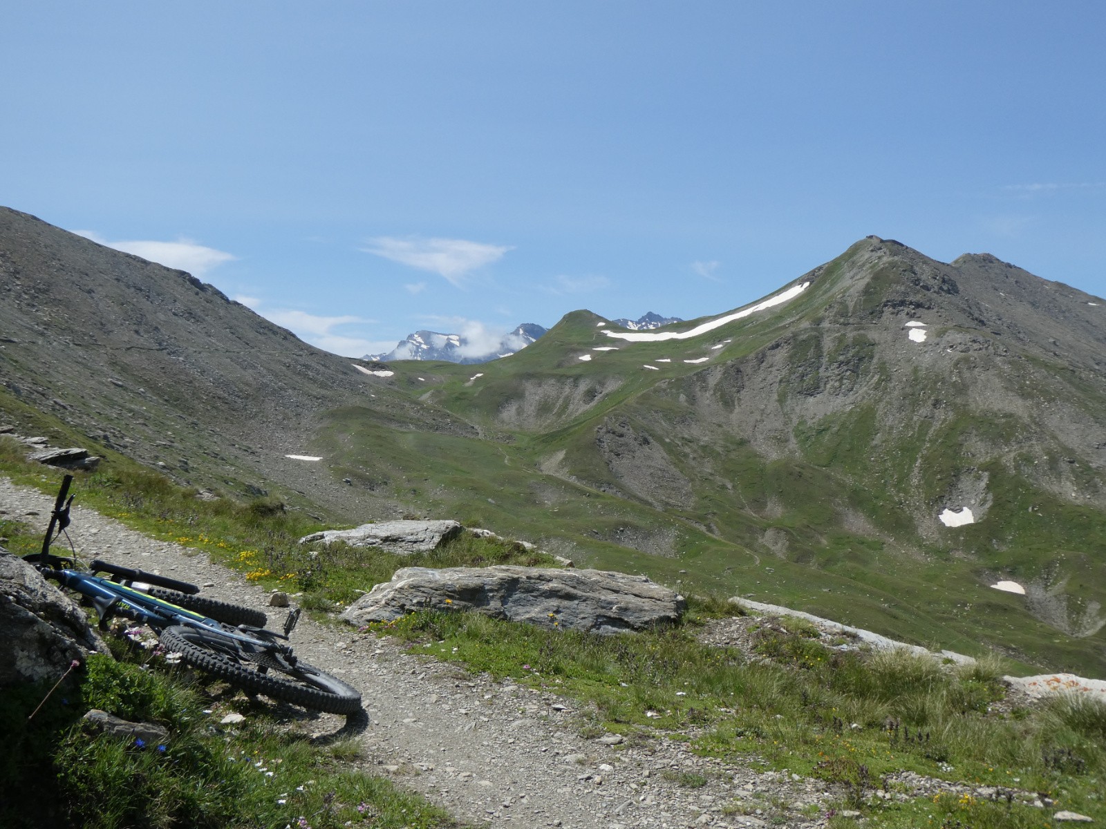 Sur le sentier balcon, le col de Sollières et le Mont Froid, derrierre les Pointes de Bramanette