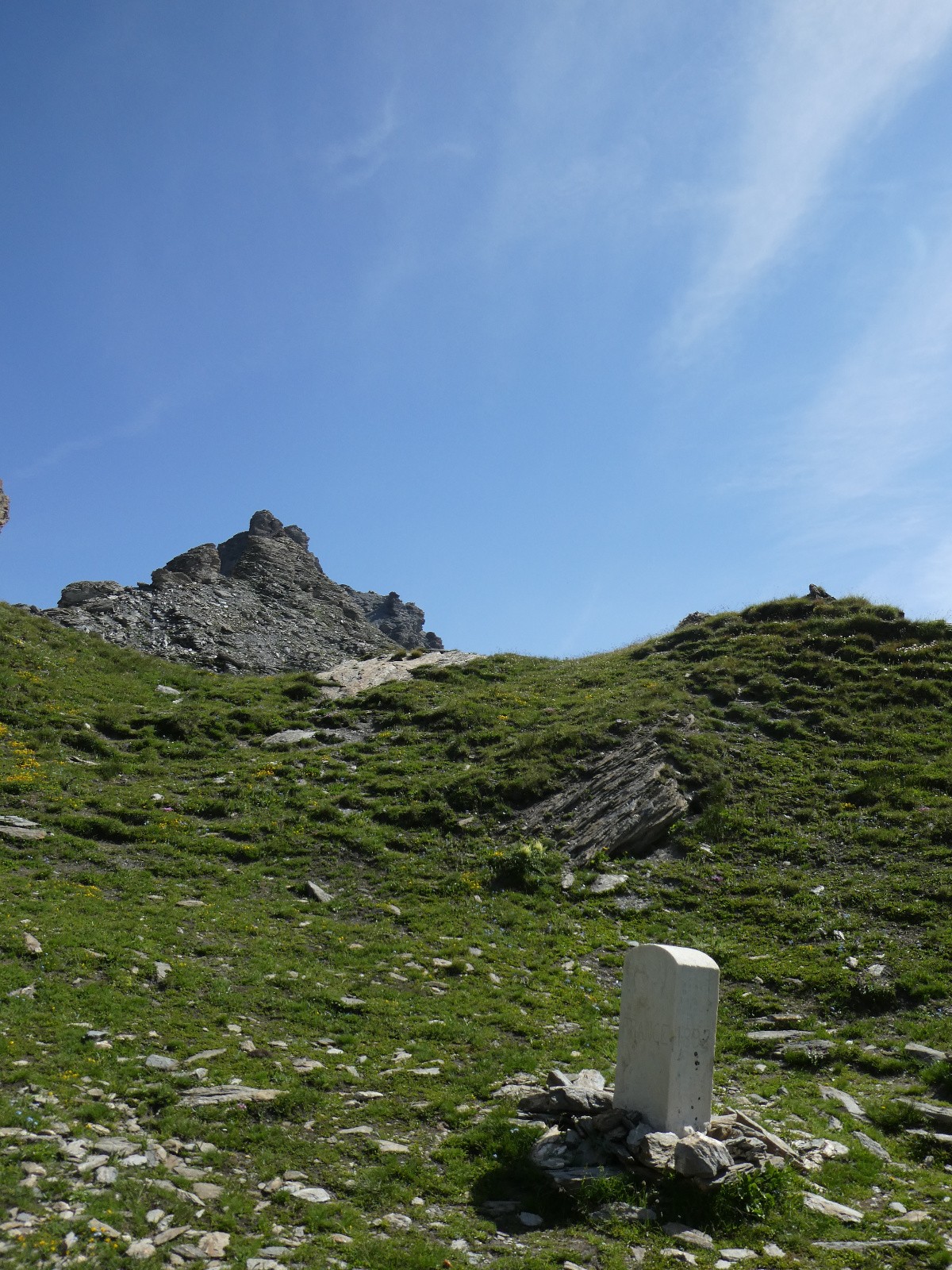 Au pas de la Beccia, une ancienne borne frontière et la cime du Laro au fond