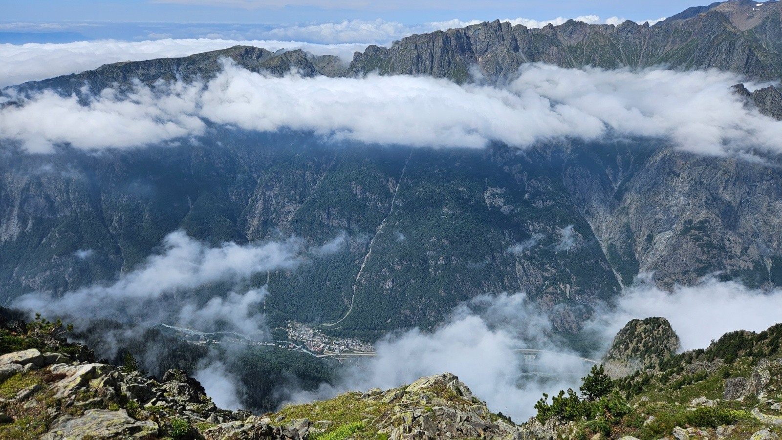 On descend là, tout en-bas !! 