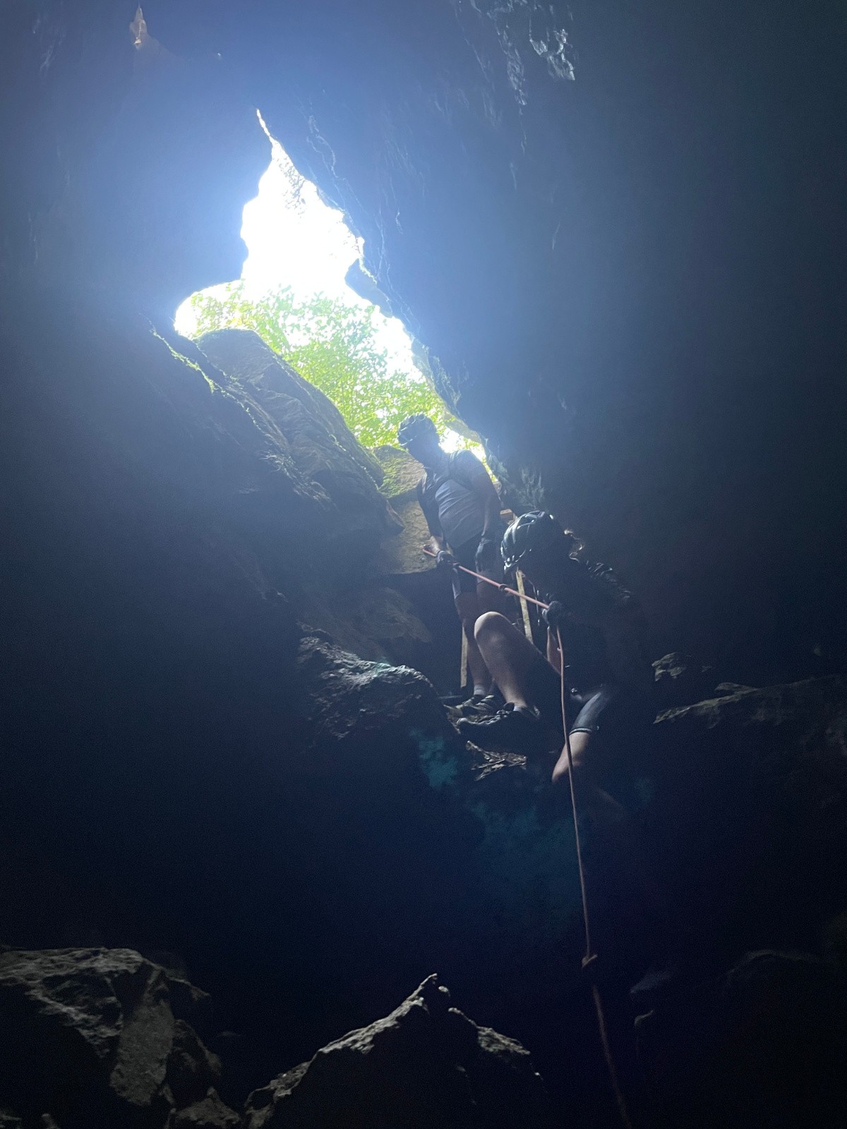 La descente dans la grotte des 14 chapeaux...