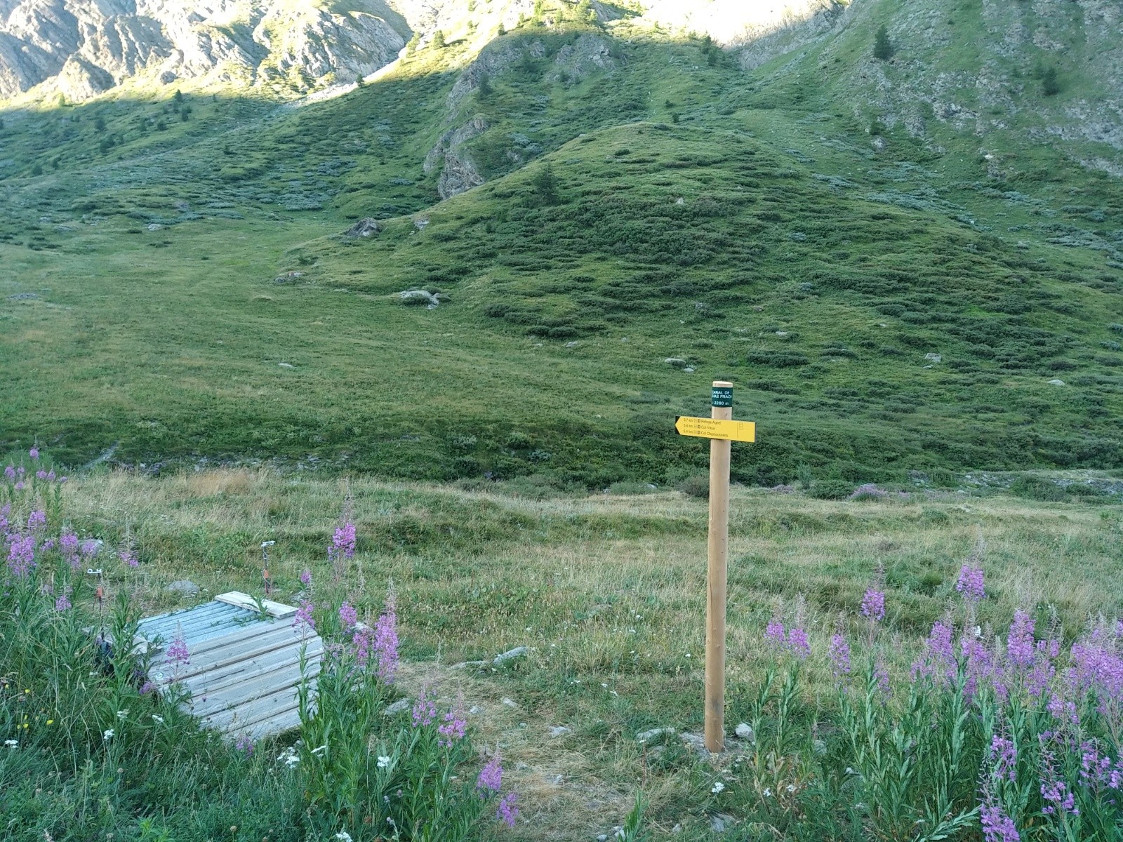  Sentier à droite de la route du col Agnel vers 2250 m