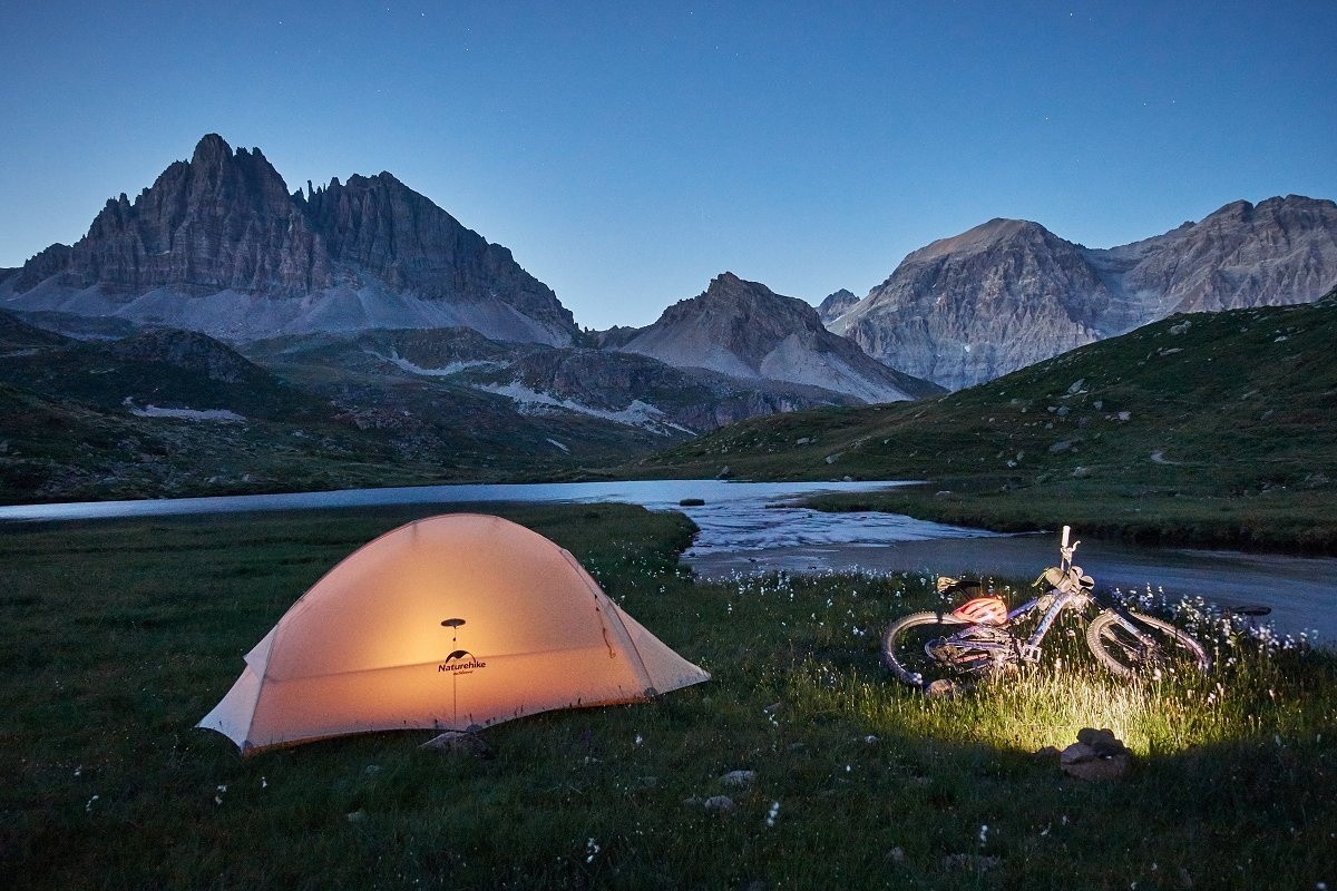 Bivouac de rêve...mais difficile dans les Cerces (à cette période de l'année) d'être seul à dormir non loin d'un lac...