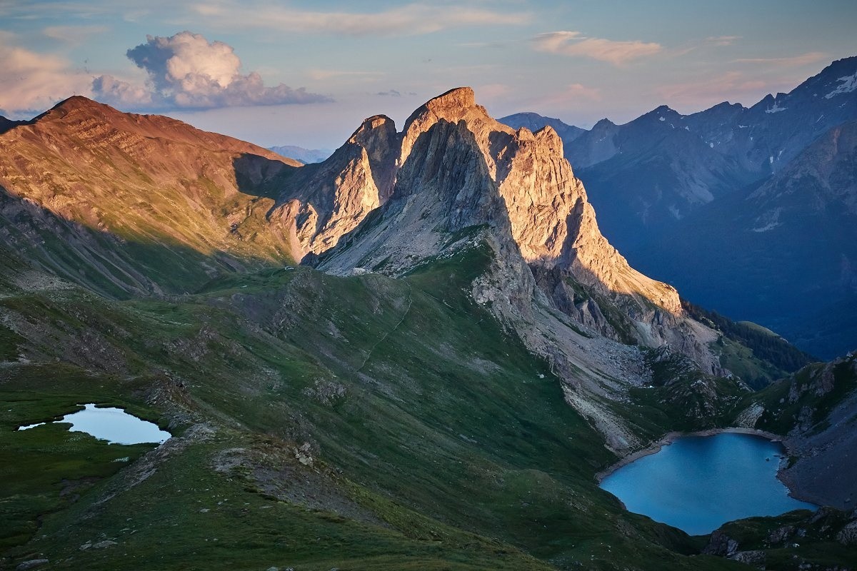 Le Grand Lac au pied des arêtes de la Bruyère