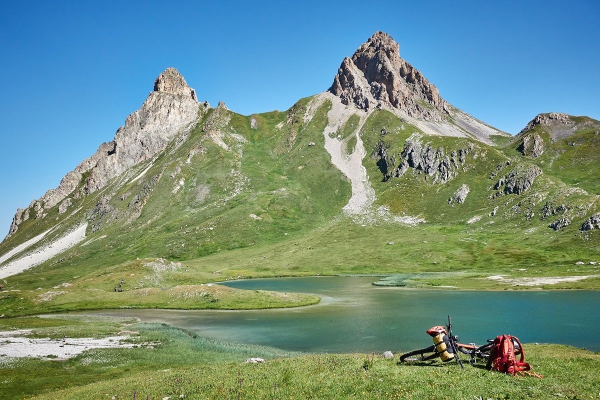 Le très fréquenté lac des Cerces