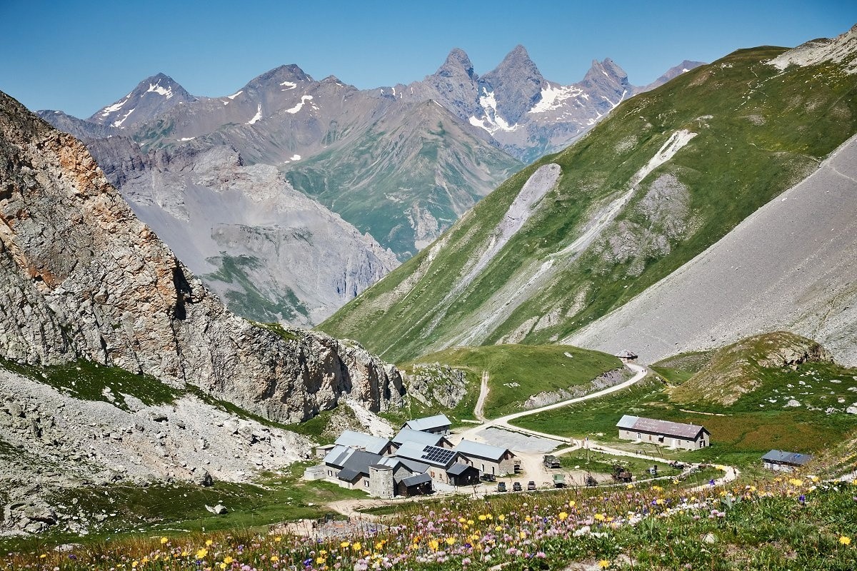 Camp des Rochilles sur fond d'Aiguilles d'Arves