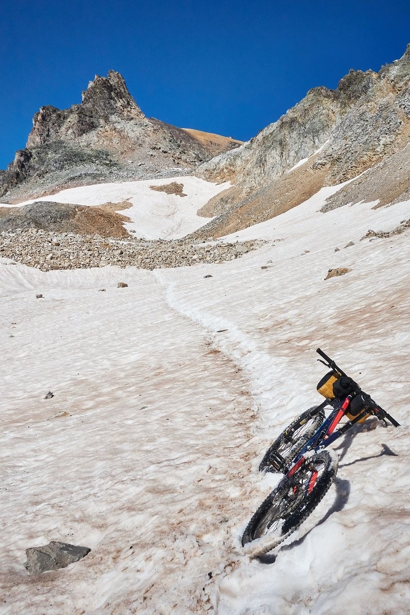 Les névés persistant sous le col de la Chapelle.