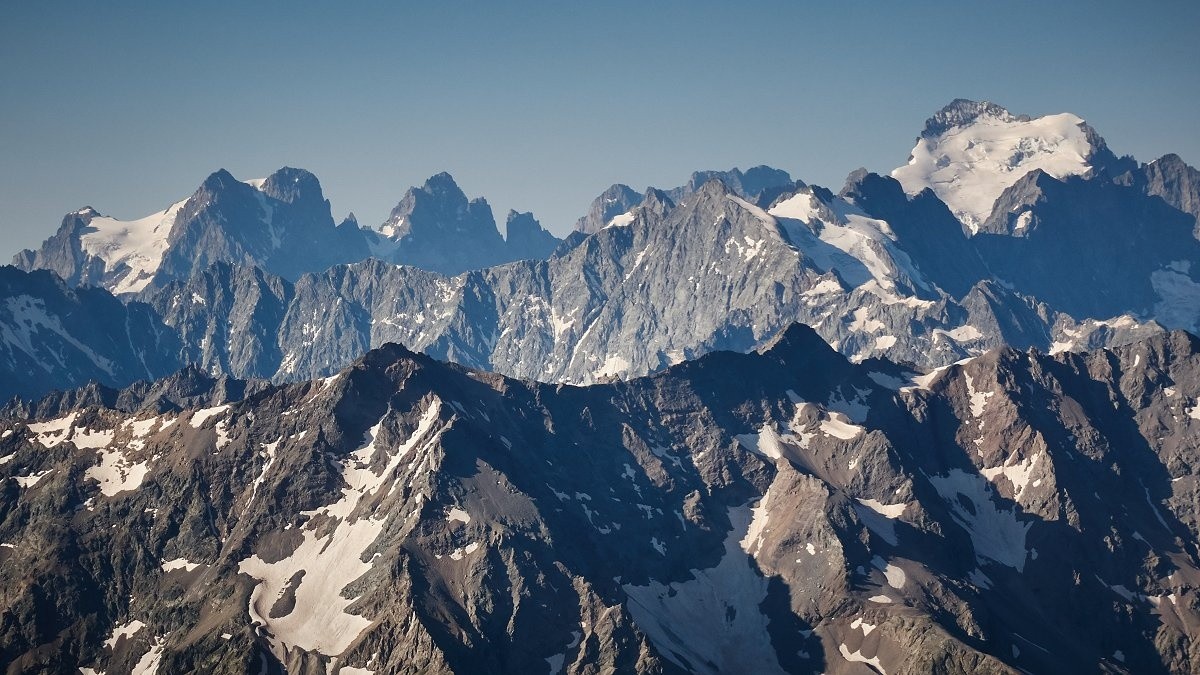 Du Pelvoux ou Ecrins, par delà le massif du Combeynot.