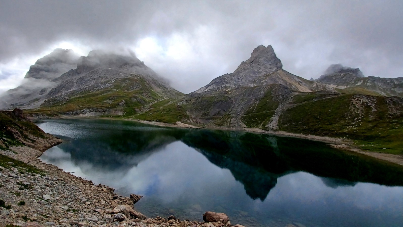 Lac du Grand Ban dans les Cerces. 