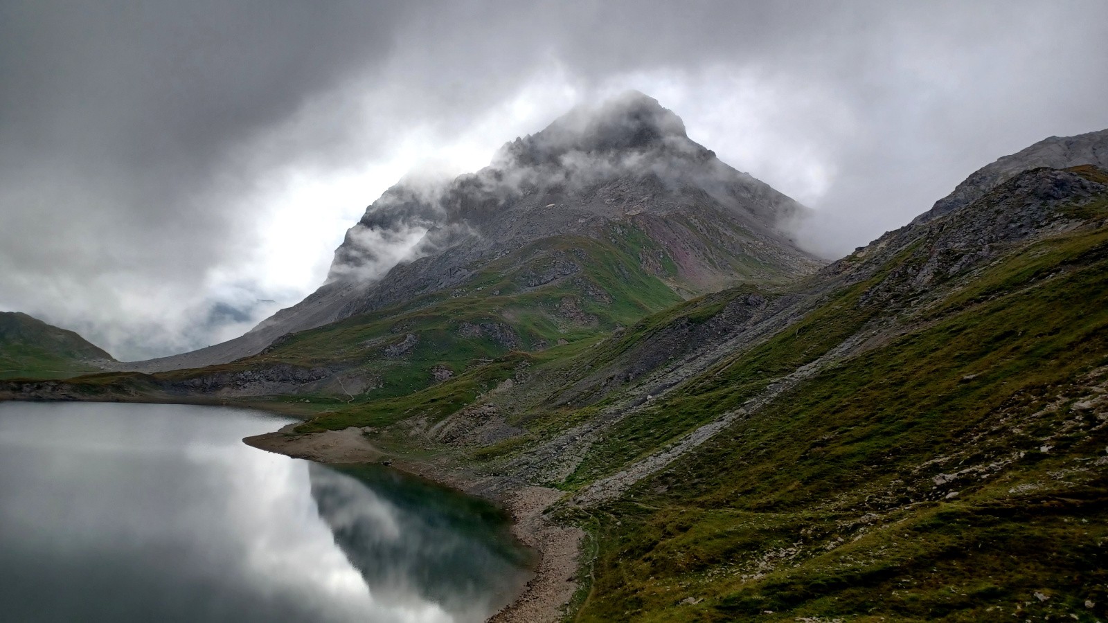 Lac du Grand Ban dans les Cerces.  