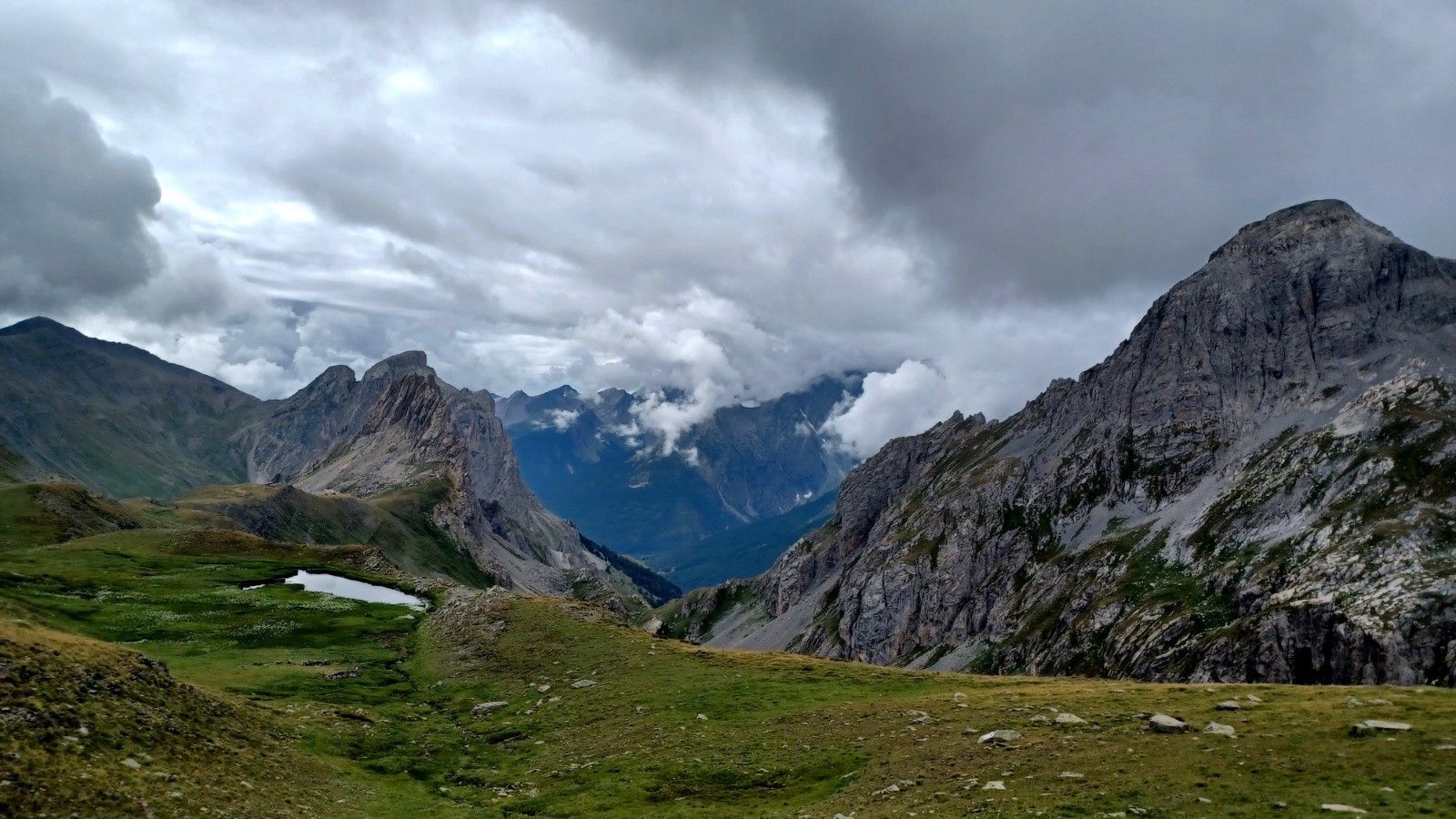 En descendant du col de la Ponsonnière, les Arêtes de la Bruyère. 