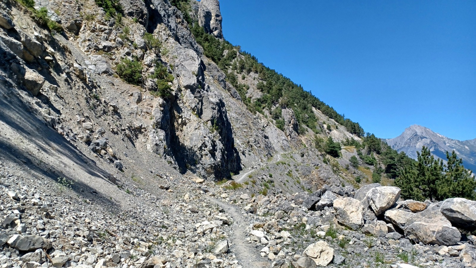 Sentier interdit entre Valloire et Albannette. 