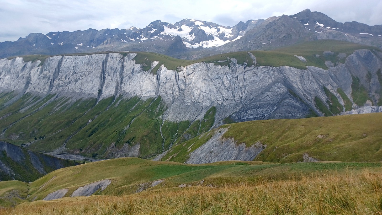 Echine de  Praouat et Grandes Rousses depuis le col des Prés Nouveaux.