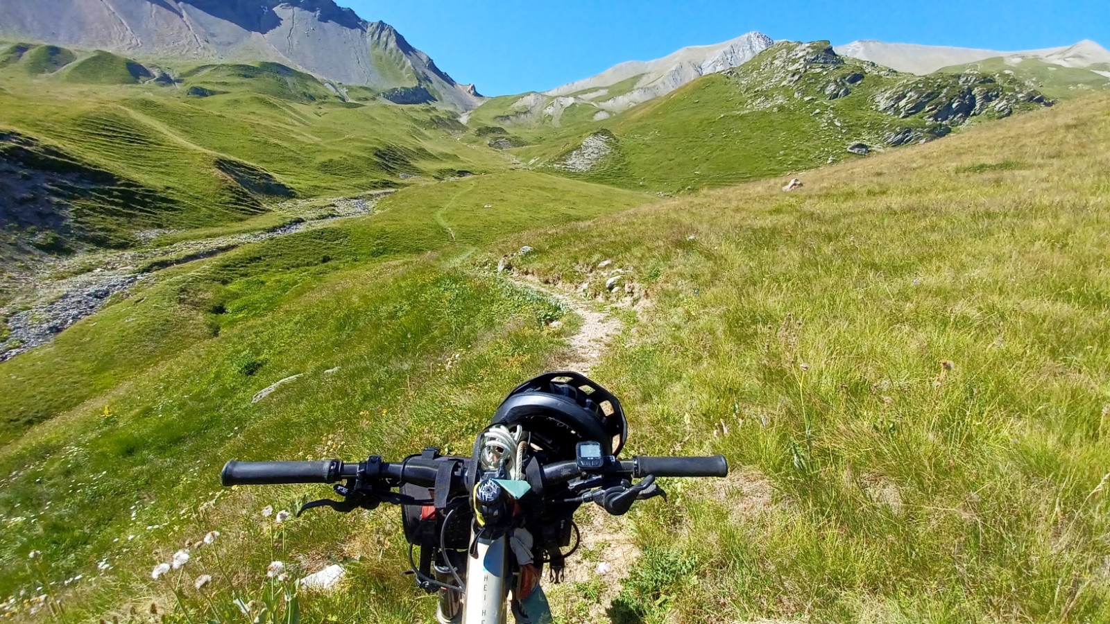 Montée parfois roulante vers le col du Bonnet du Prêtre. 