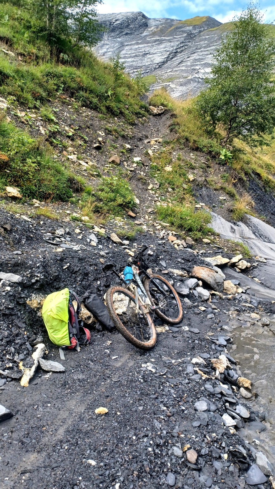 Au pied du portage sous le col ds Prés Nouveaux. 