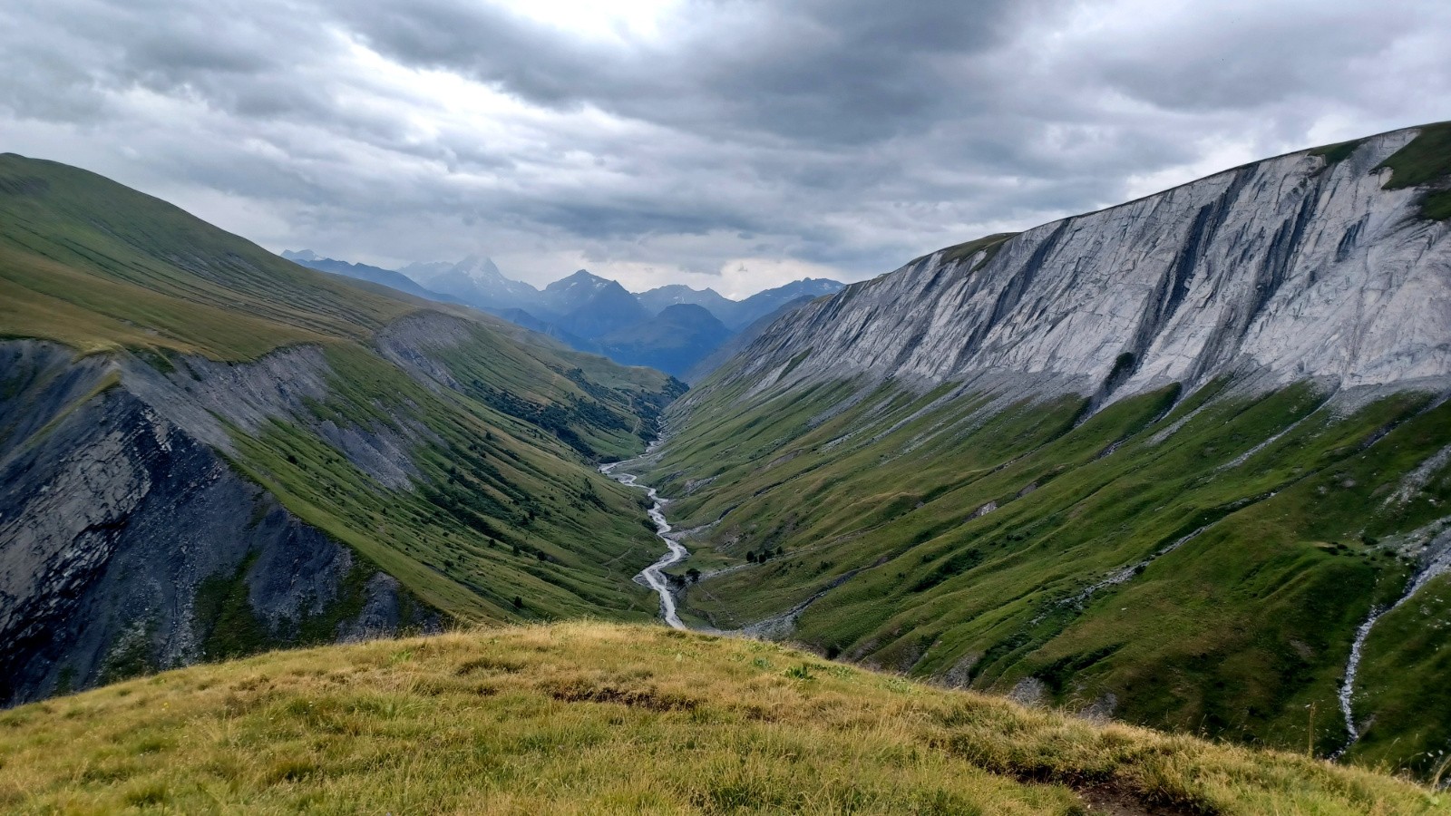 Descente du col des Prés Nouveaux.  