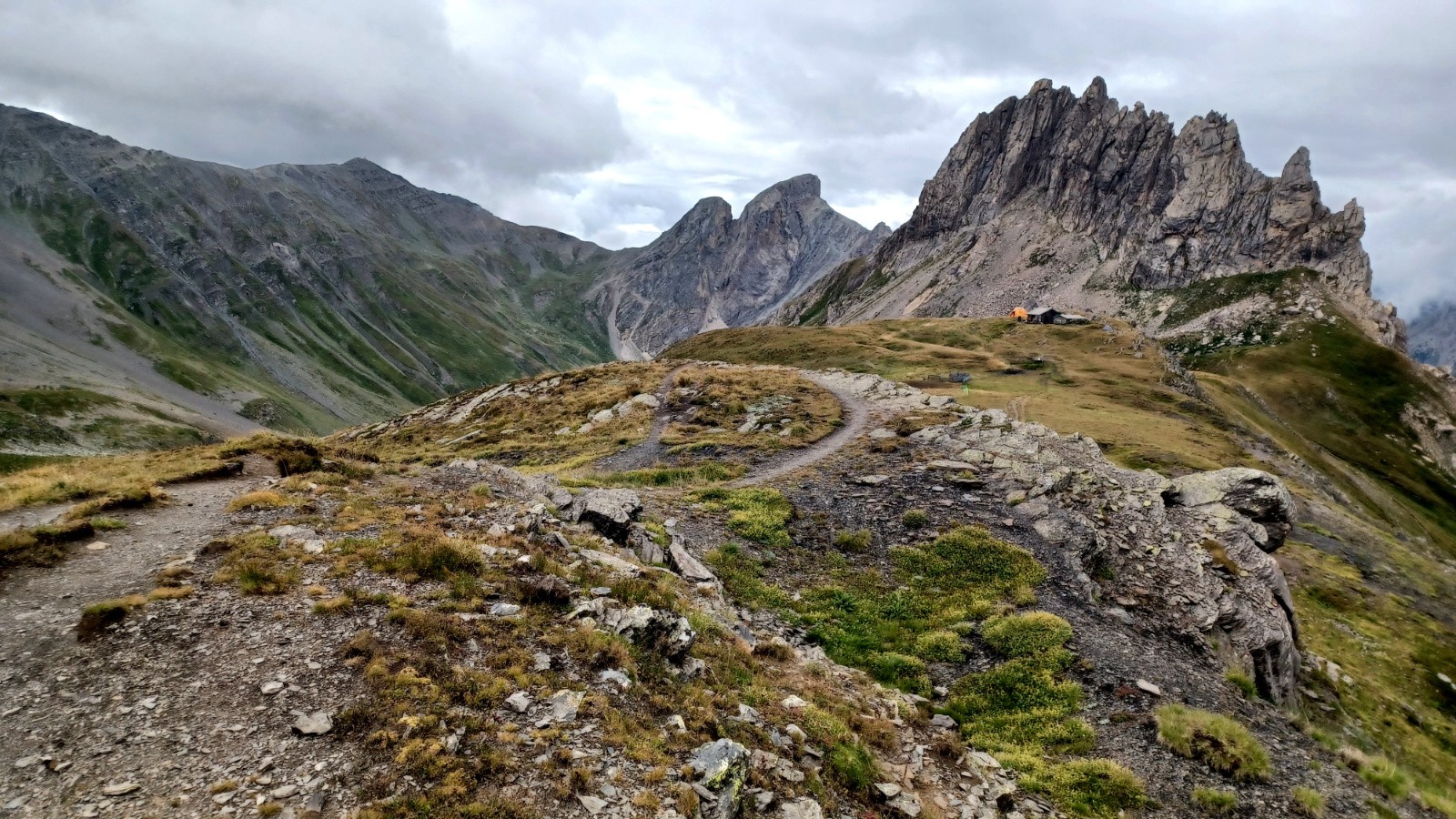 En descendant du col de la Ponsonnière, les Arêtes de la Bruyère. 