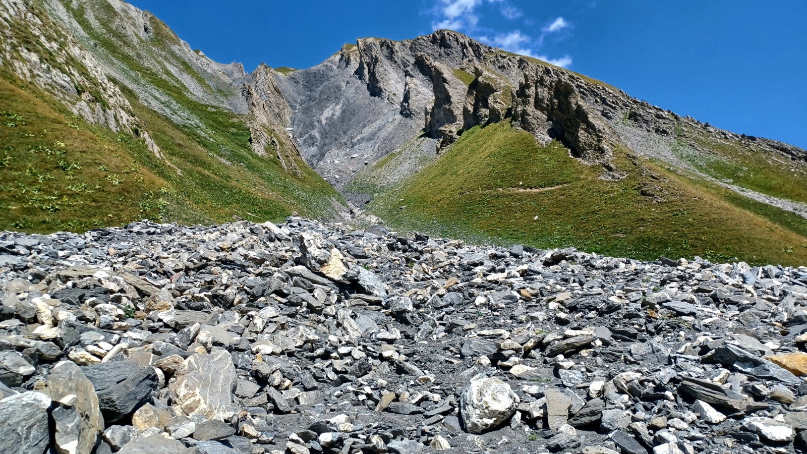 Petites laves torrentielles sous le col du Chatelard. 