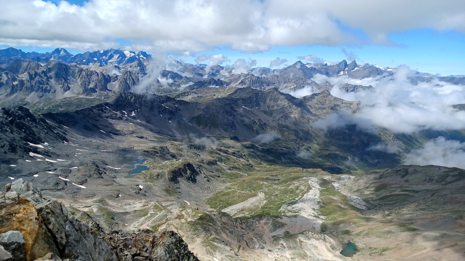 Massif des Ecrins et Aiguilles d'Arves depuis le Thabor. 