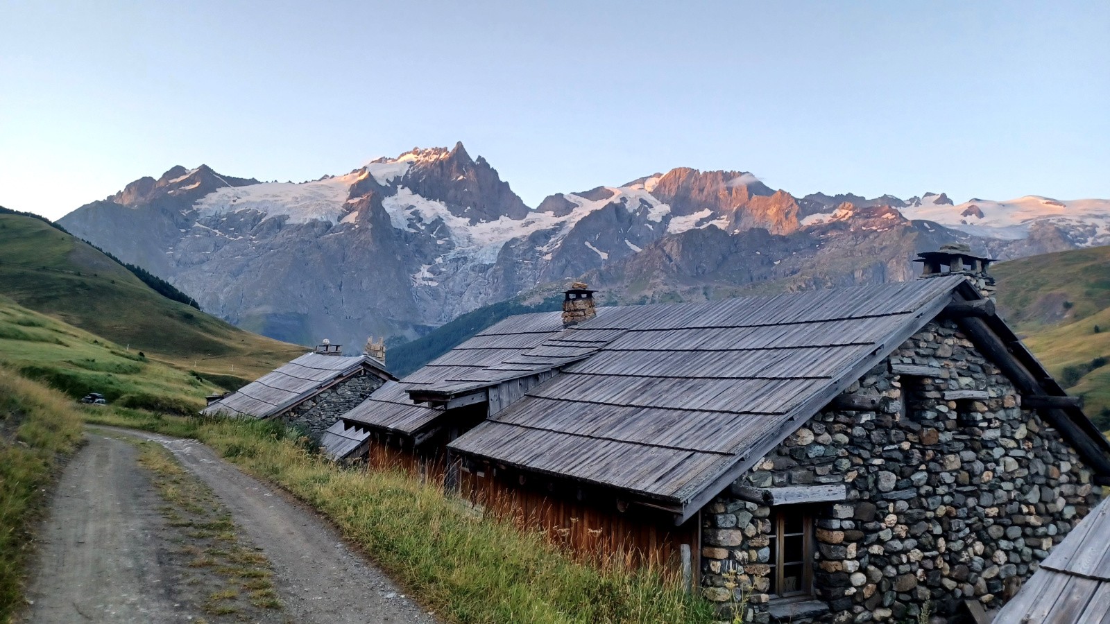 Lever de soleil en descendant du refuge du Pic du Mas de la Grave.