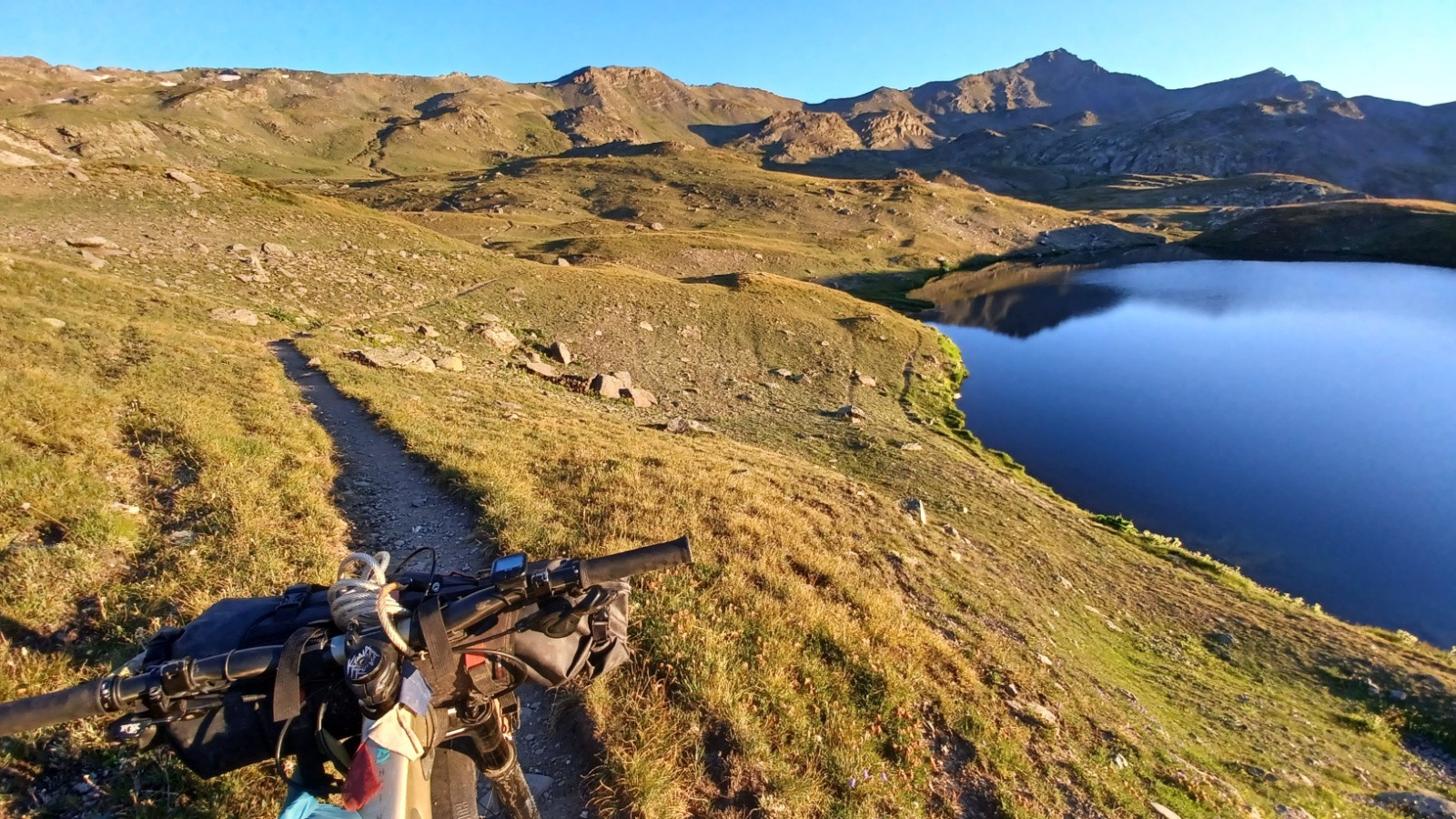 Lacs de Ste Marguerite en montant au col des Bataillères. 