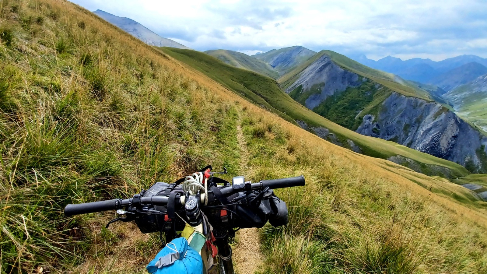 Descente du col des Prés Nouveaux. 