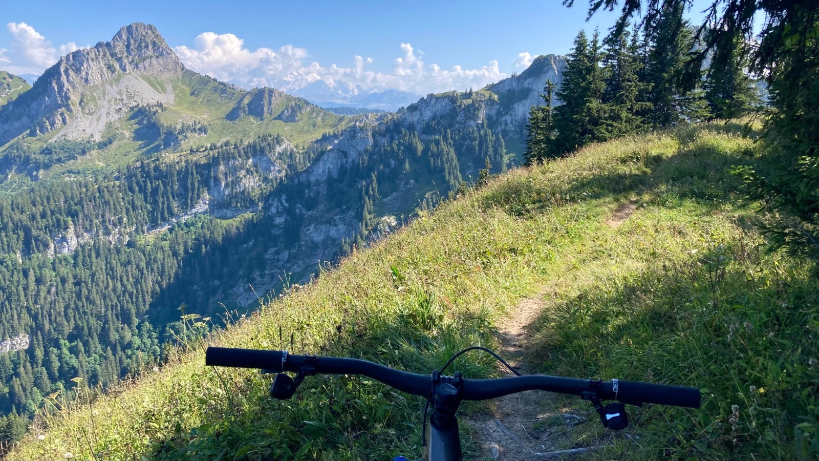 Arête des Follys, vue sur le Mont Blanc au fond