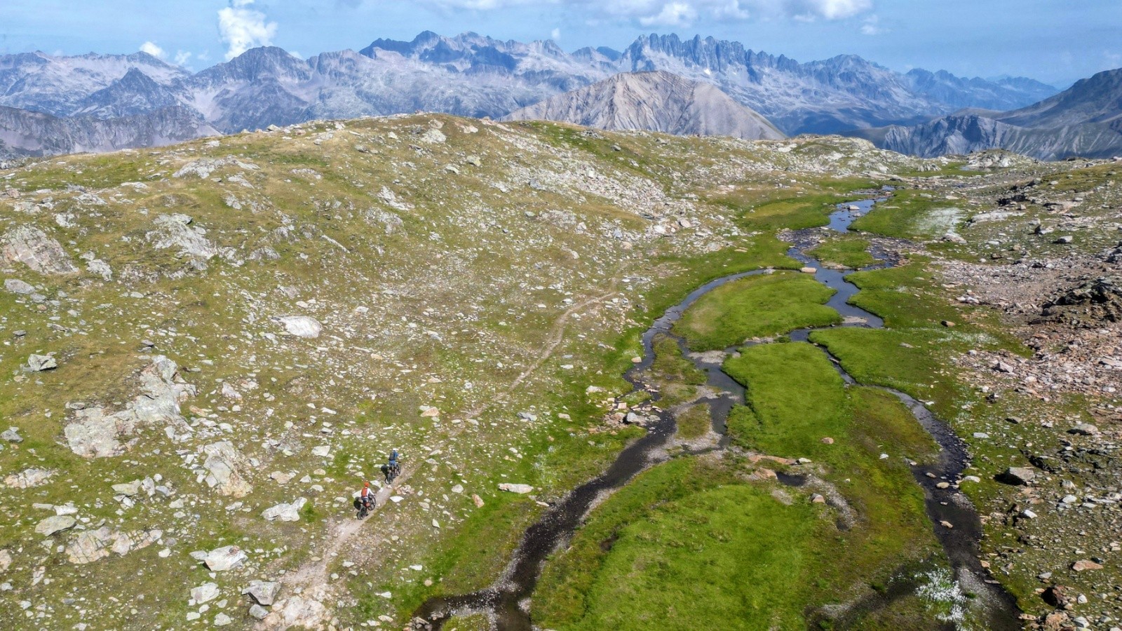 Belledonne nord dans le fond, les Aiguillettes au milieu et la fin du Plan des Cavalles pour nous