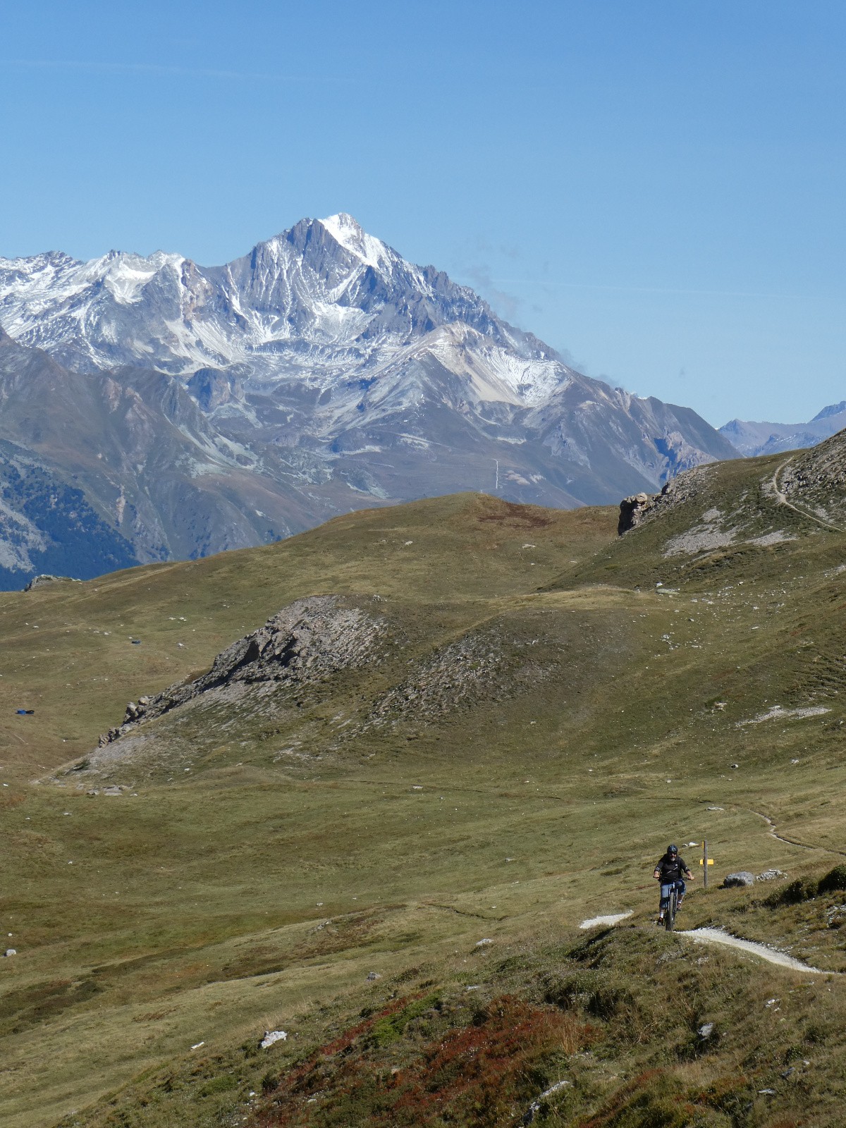 Montée au col sur fond de Dent Parrachée