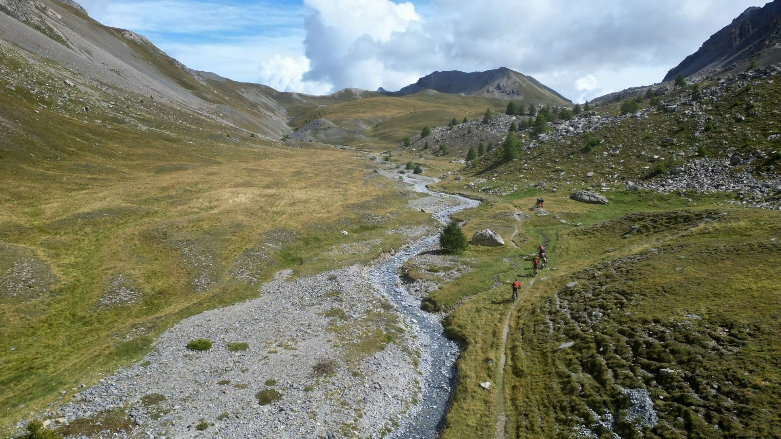 Plat pédalable sous le col des Monges