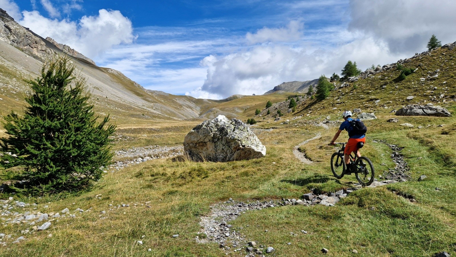  Quelle belle vallée en montant à la Gipiere de l'Orrenaye