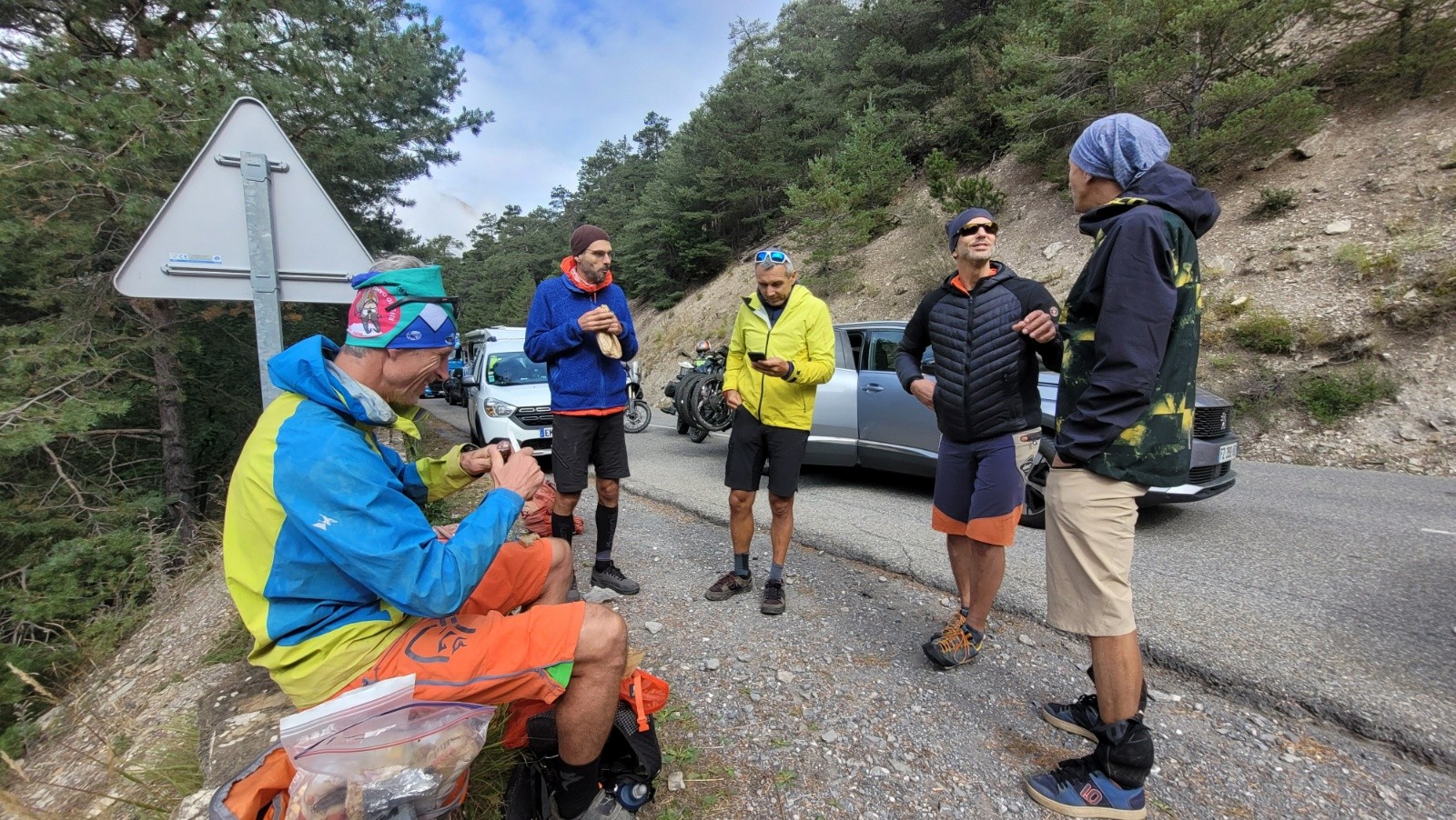  Pause casse croute en avance en attendant l'ouverture de la route de Larche