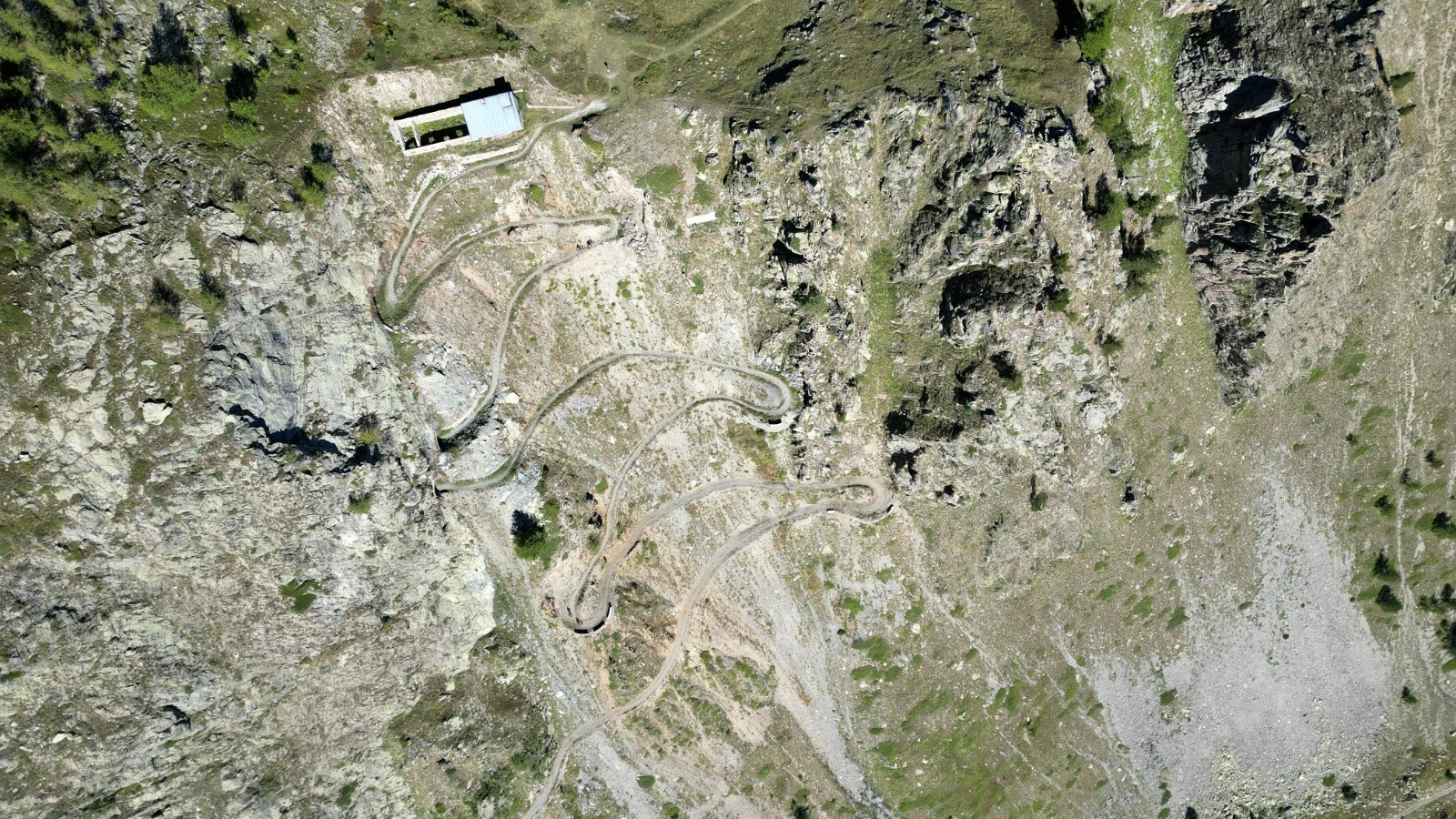 L'arrivée est particulièrement incroyable avec sa piste militaire et même un virage dans la roche !