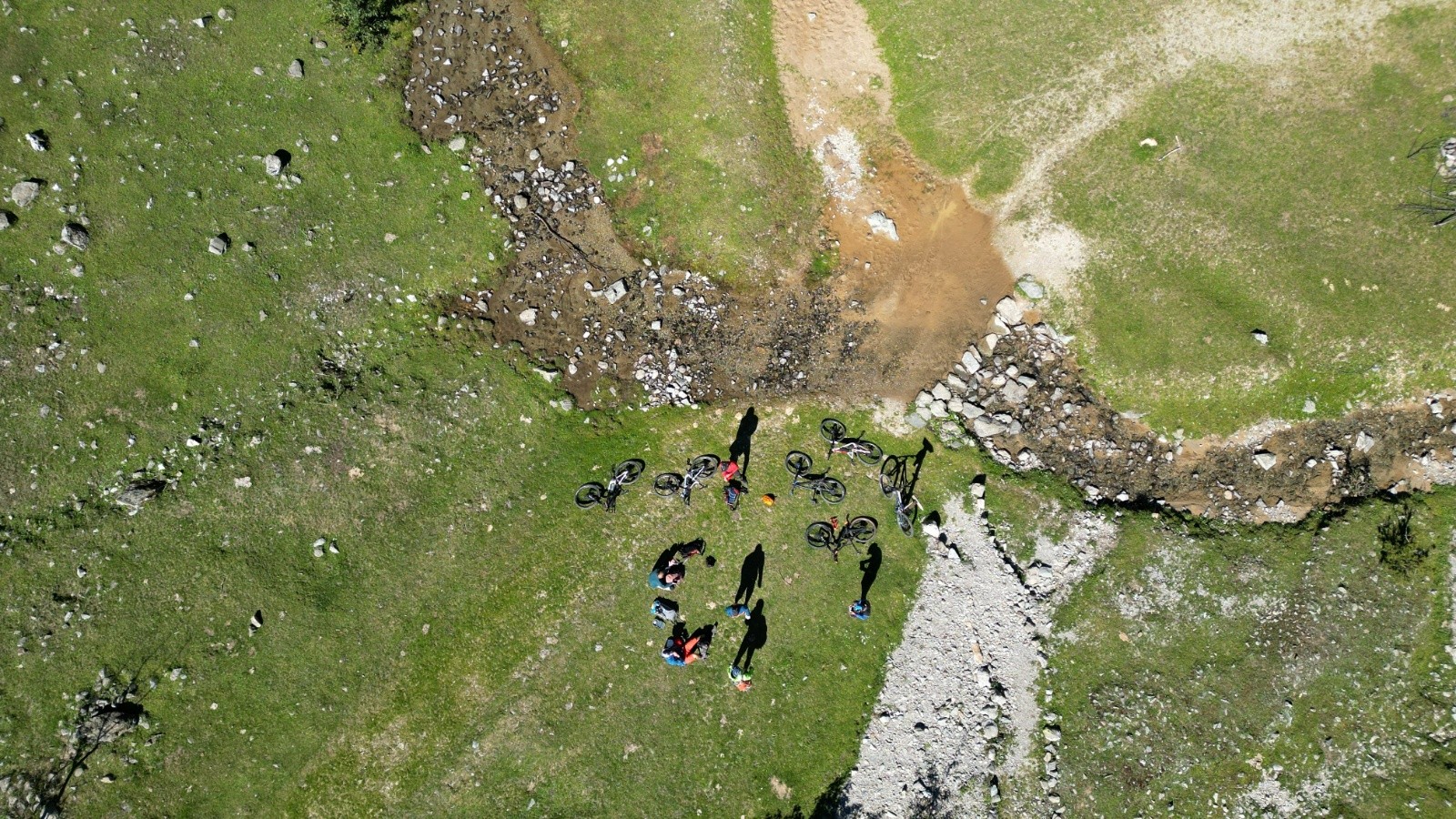 Ravito en bas de la première descente qui était bien technique et mouvante