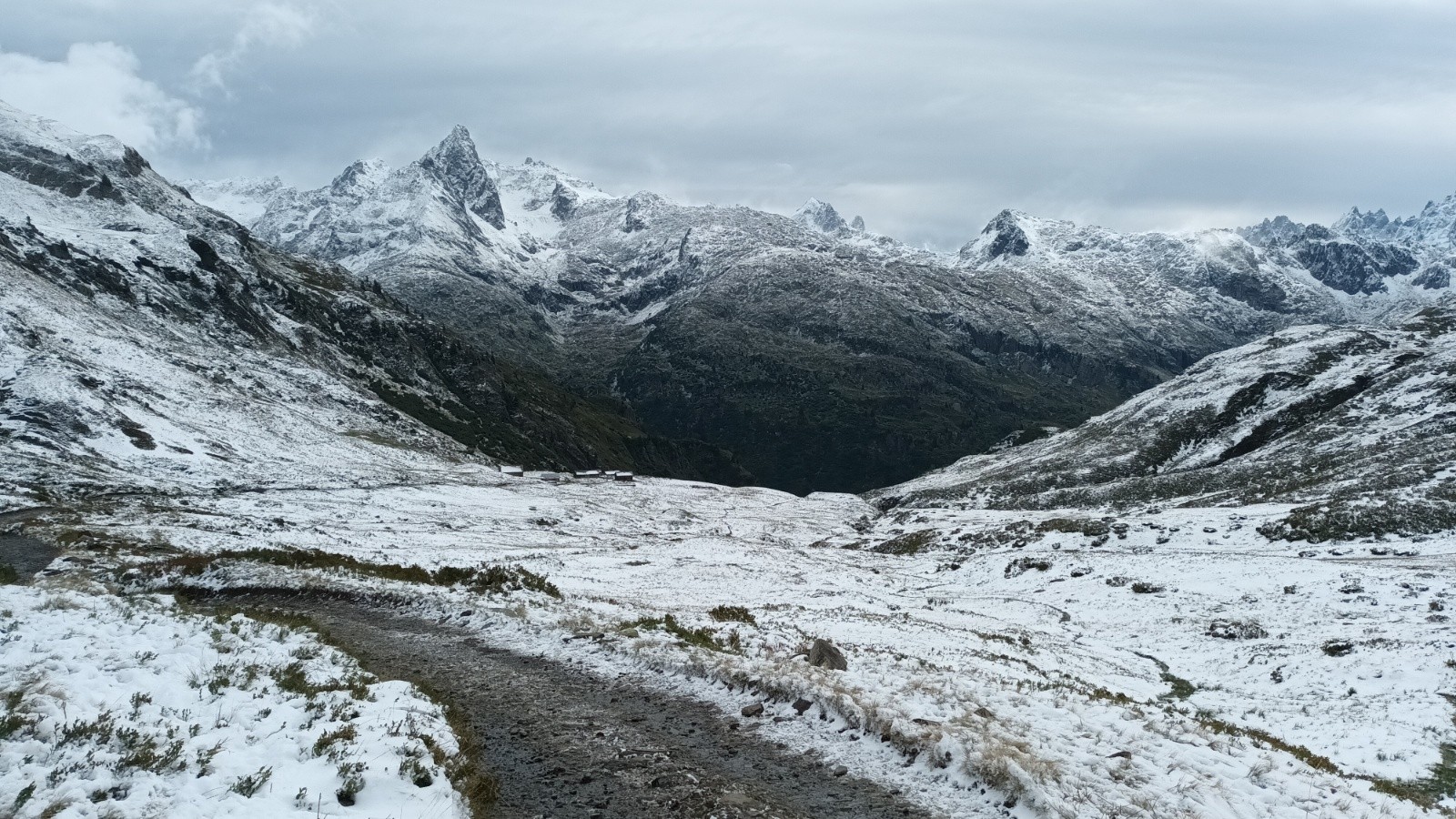 Chemin pour aller aux chalets de Moëde.