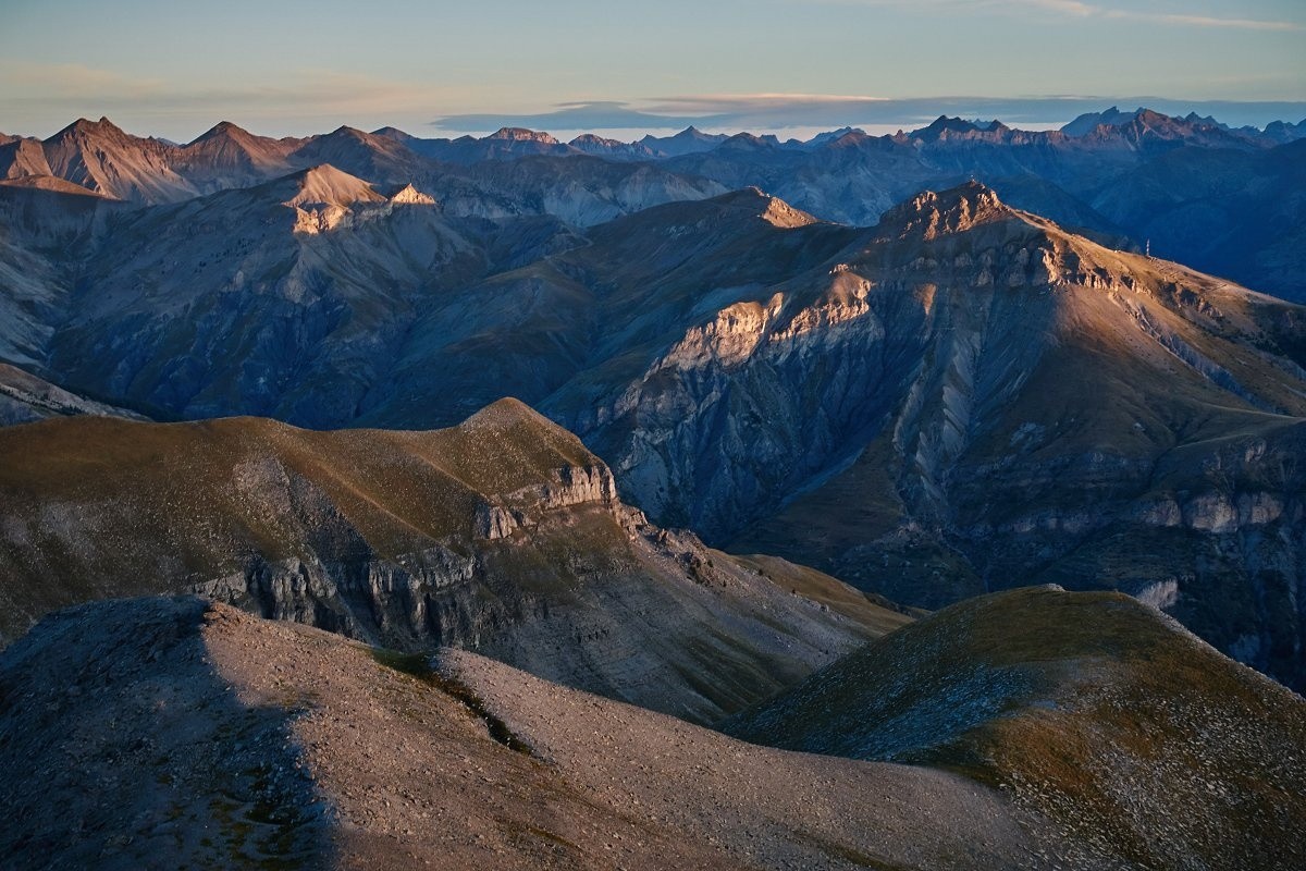 Les montagnes de la Haute-Tinée (avec à droite la haut de la station d'Auron).